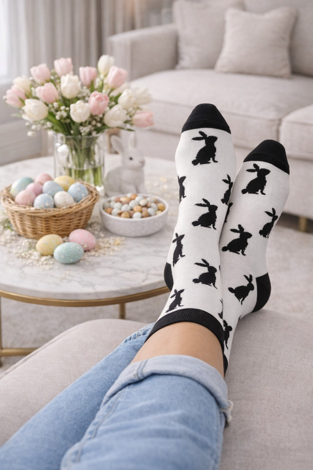 Weiße Damensocken mit schwarzem Hasenmotiv in stilvoller Wohnszene