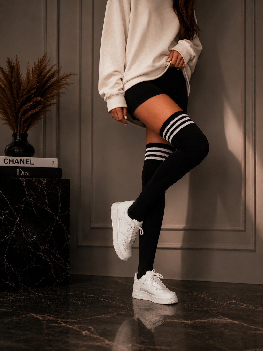 Schwarze Overknee Strümpfe aus Baumwolle mit weißen Triple-Streifen im Streetstyle Look