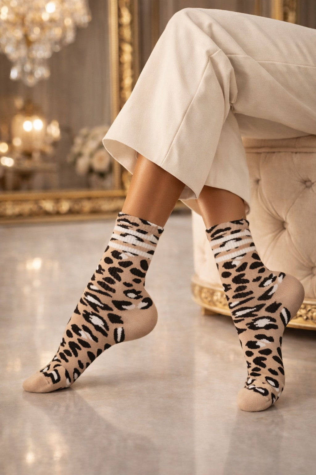 Beige Damen Socken mit weiß-schwarzem Leo-Muster – modische Animal Print Baumwollsocken in Beige