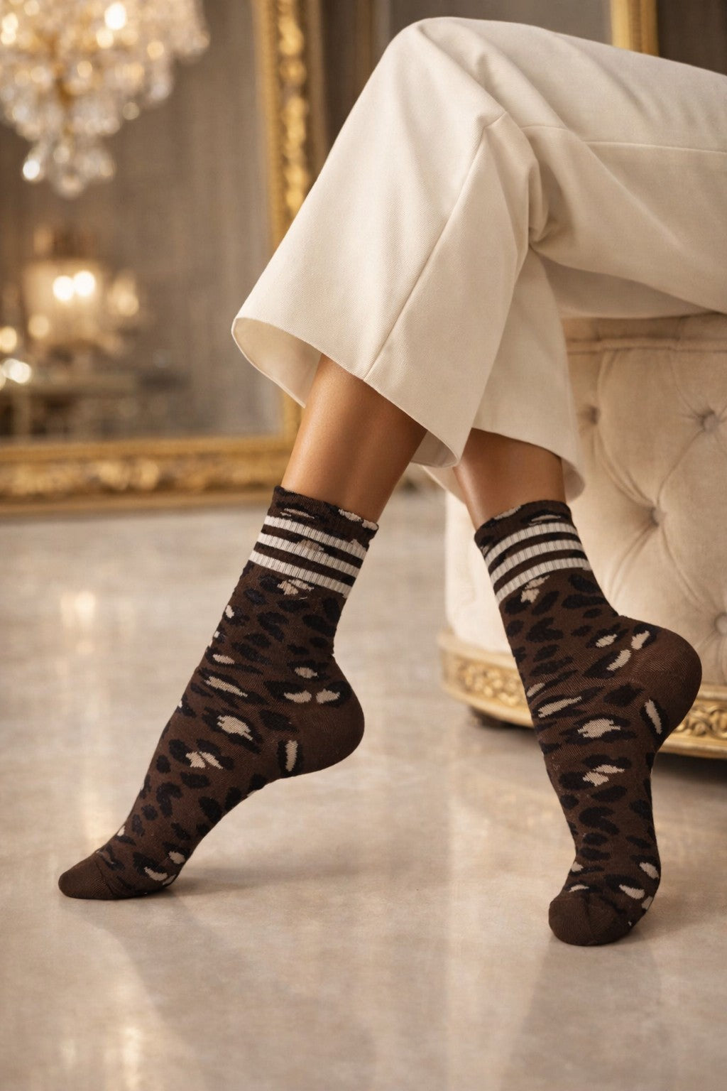 Braune Damen Socken mit weißem Leo-Muster und Streifenbündchen – modische Animal Print Baumwollsocken