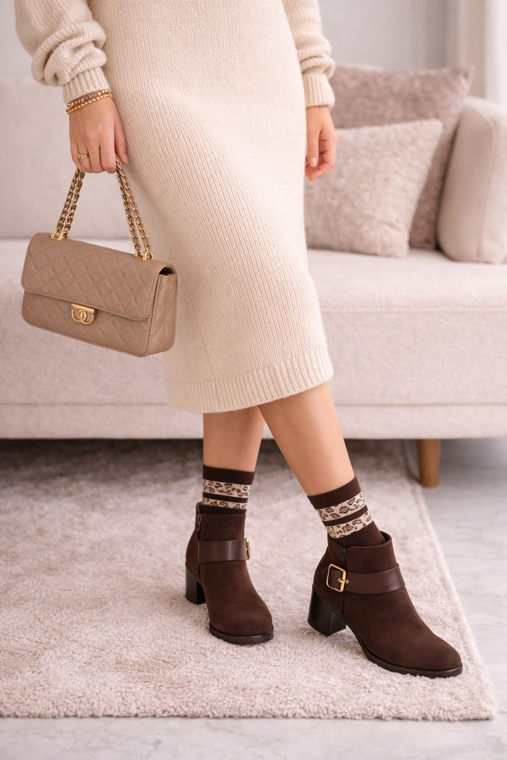 Elegantes Herbst Outfit mit Strickkleid und braunen Stiefeletten kombiniert mit braunen Leoparden Socken