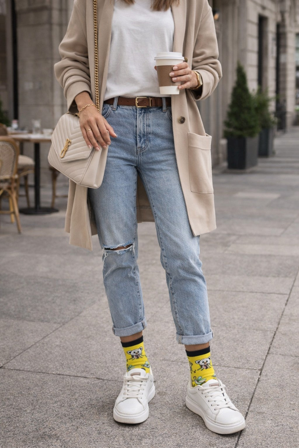 Damen Outfit mit gelben Koala Socken, weißen Sneakern, Jeans und beigem Mantel – stylischer Streetstyle Look mit Tiermotiv Socken