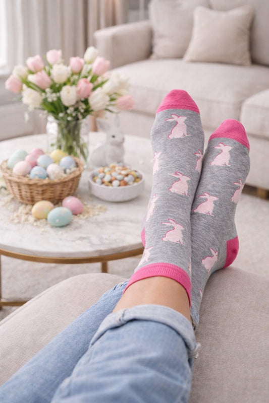 Graue Damensocken mit rosa Hasenmotiv in stilvoller Oster-Wohnszene