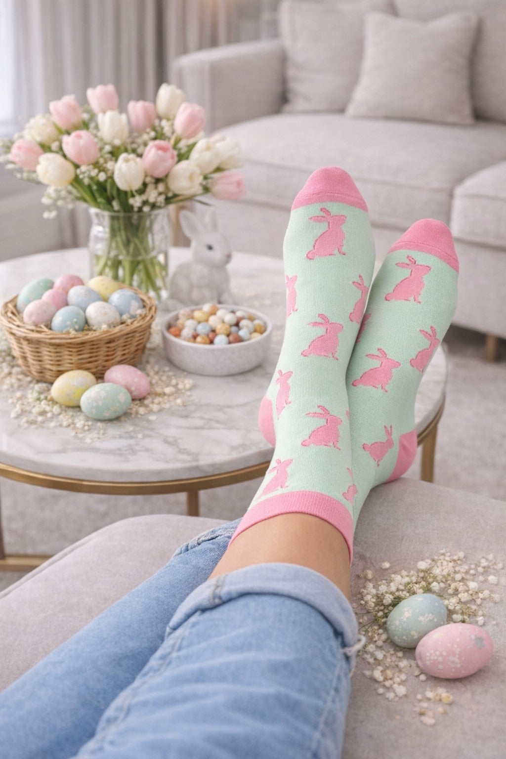 Pistaziegrüne Damensocken mit rosa Hasenmotiv in stilvoller Oster-Wohnszene