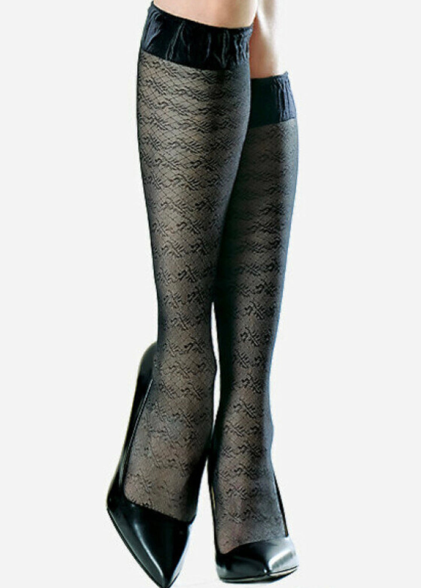 Schwarze halbtransparente Kniestrümpfe mit feinem Allover-Muster, getragen mit eleganten schwarzen High Heels vor hellem Hintergrund