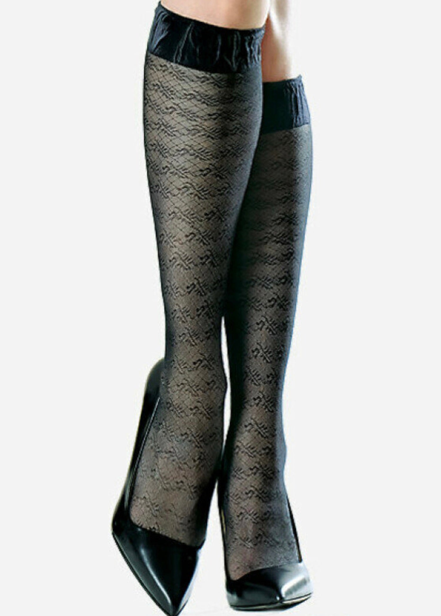 Schwarze halbtransparente Kniestrümpfe mit feinem Allover-Muster, getragen mit eleganten schwarzen High Heels vor hellem Hintergrund