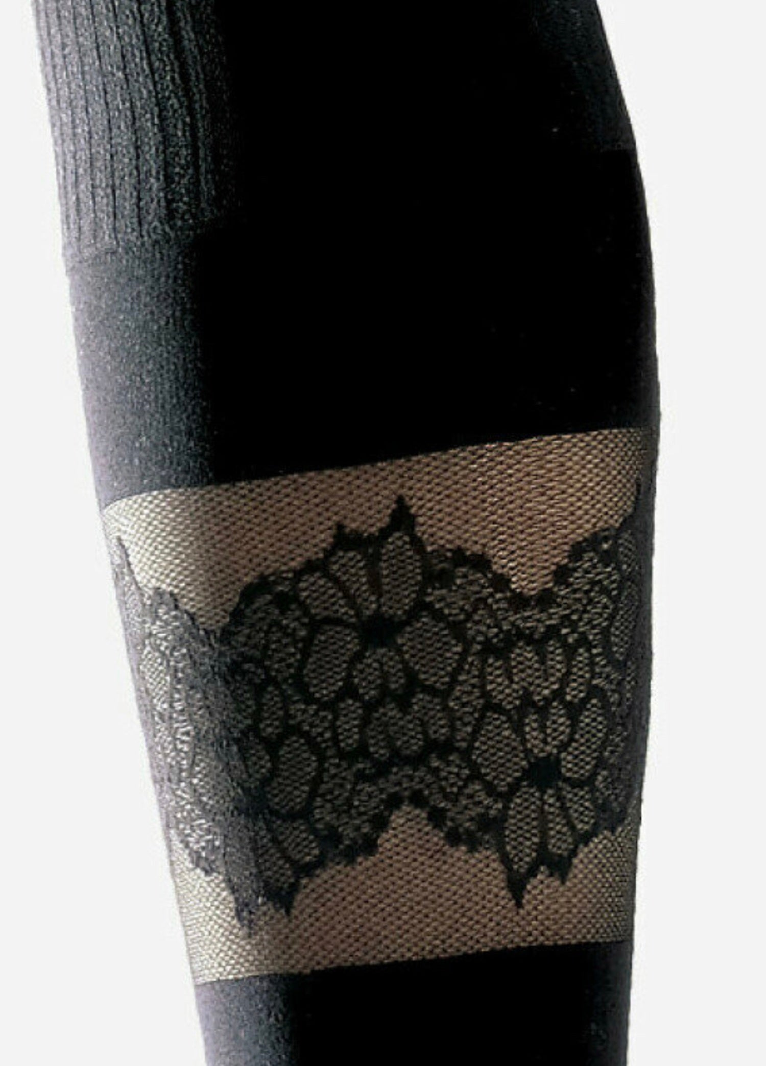 Nahaufnahme von schwarzen Kniestrümpfen mit transparentem Mesh-Einsatz und detailreichem floralen Spitzenmuster in der Mitte