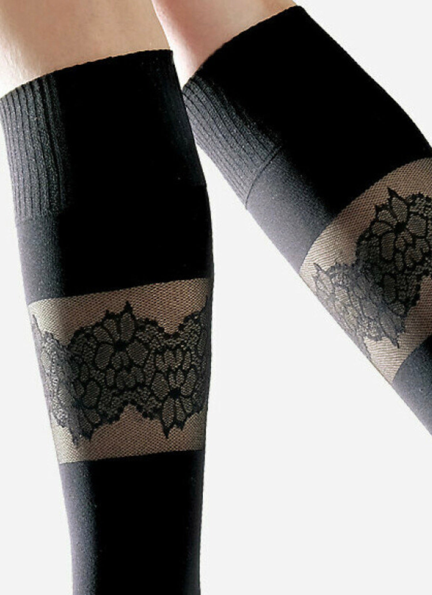 Detailaufnahme von schwarzen Kniestrümpfen mit transparentem Einsatz und filigranem floralen Spitzenmuster im Bereich der Wade