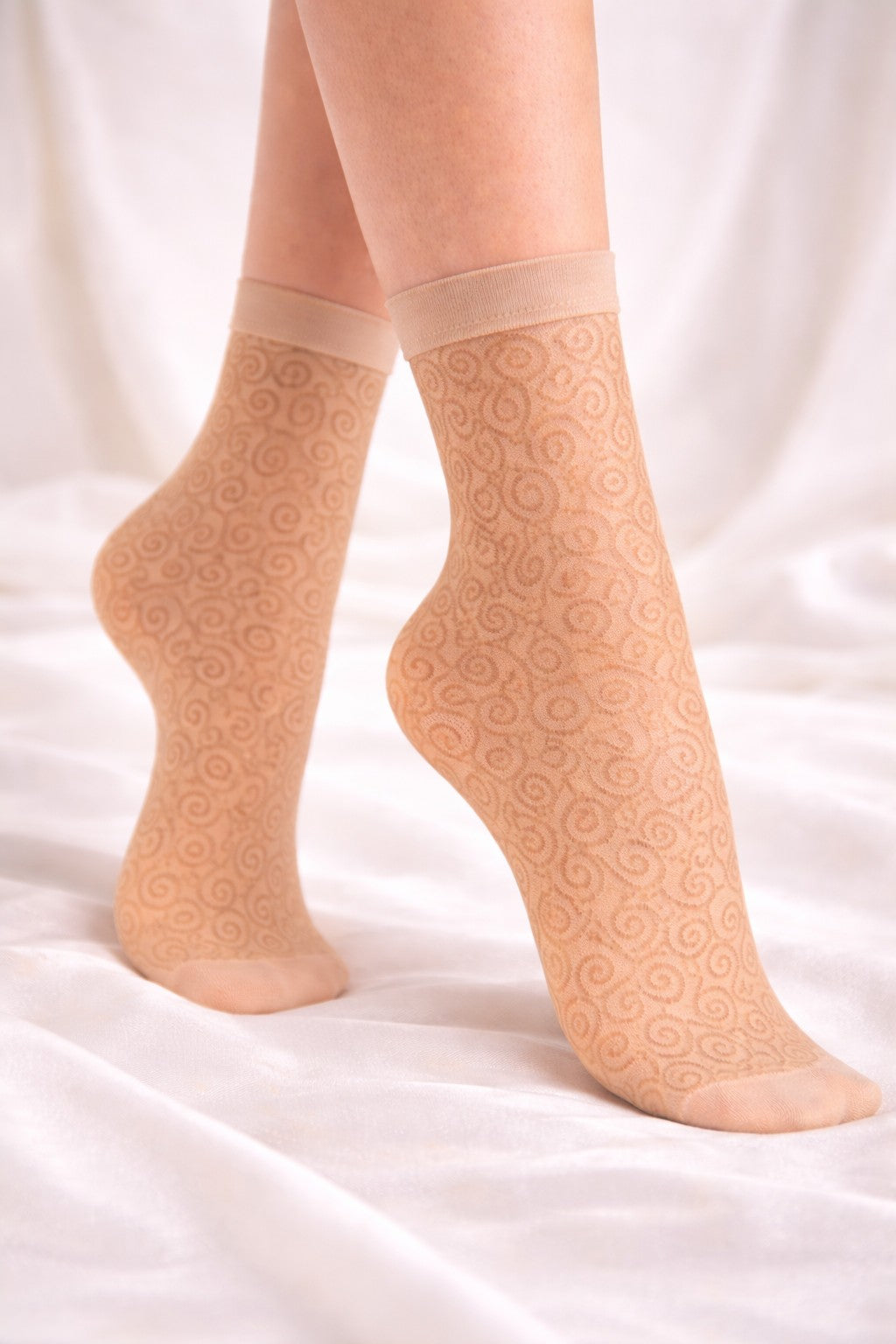 Transparente Damen Socken beige mit elegantem Ornamentmuster