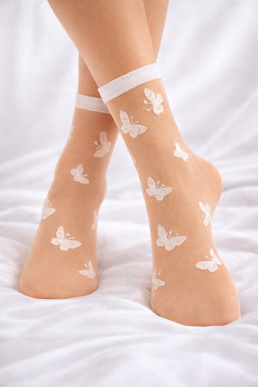 Elegante Feinsocken 20 Den mit Schmetterlingsmuster – Nude Beige