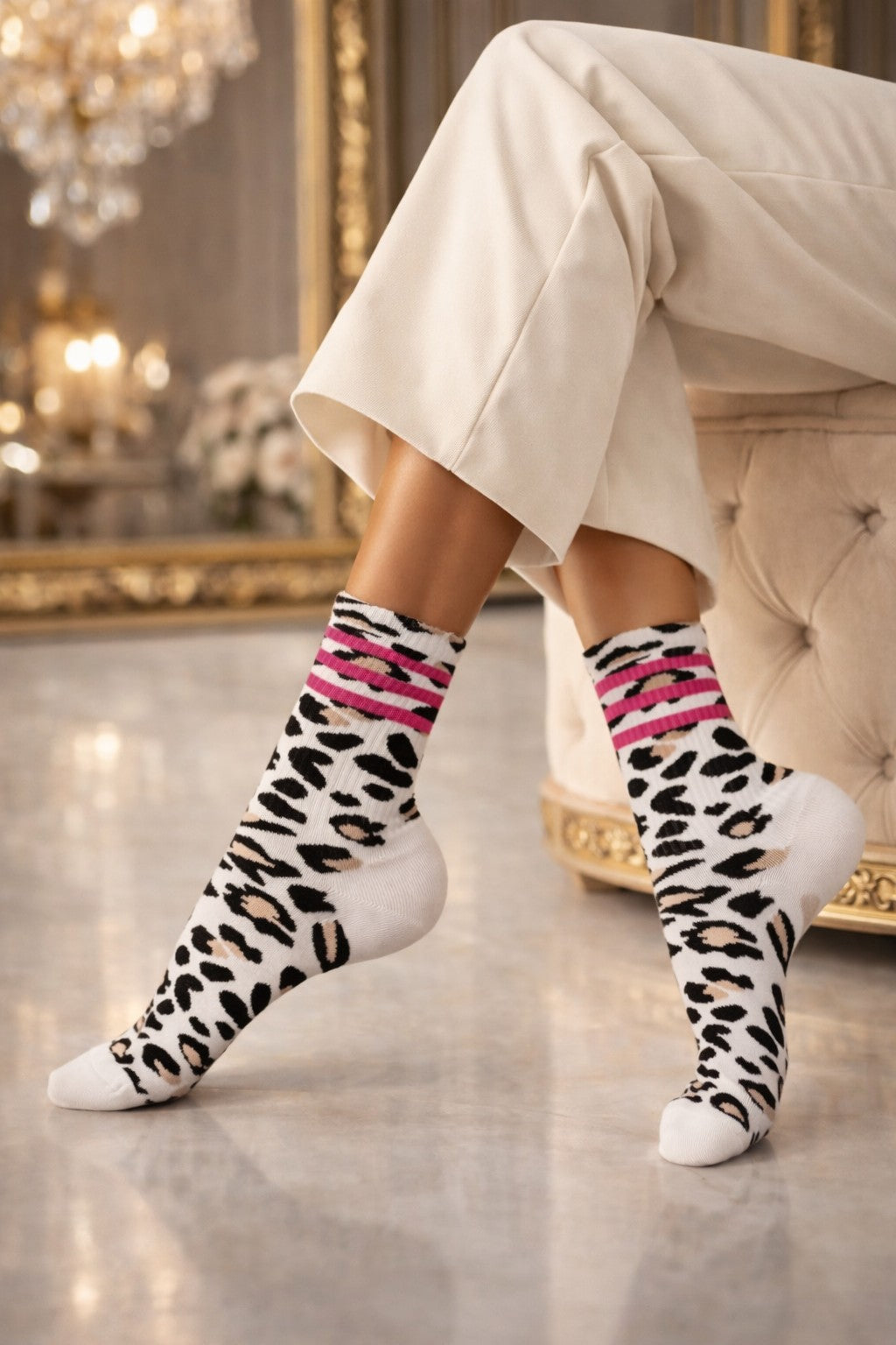 Weiße Damen Socken mit schwarzem Leo-Muster und pinken Streifen am Bündchen – modische Animal Print Baumwollsocken