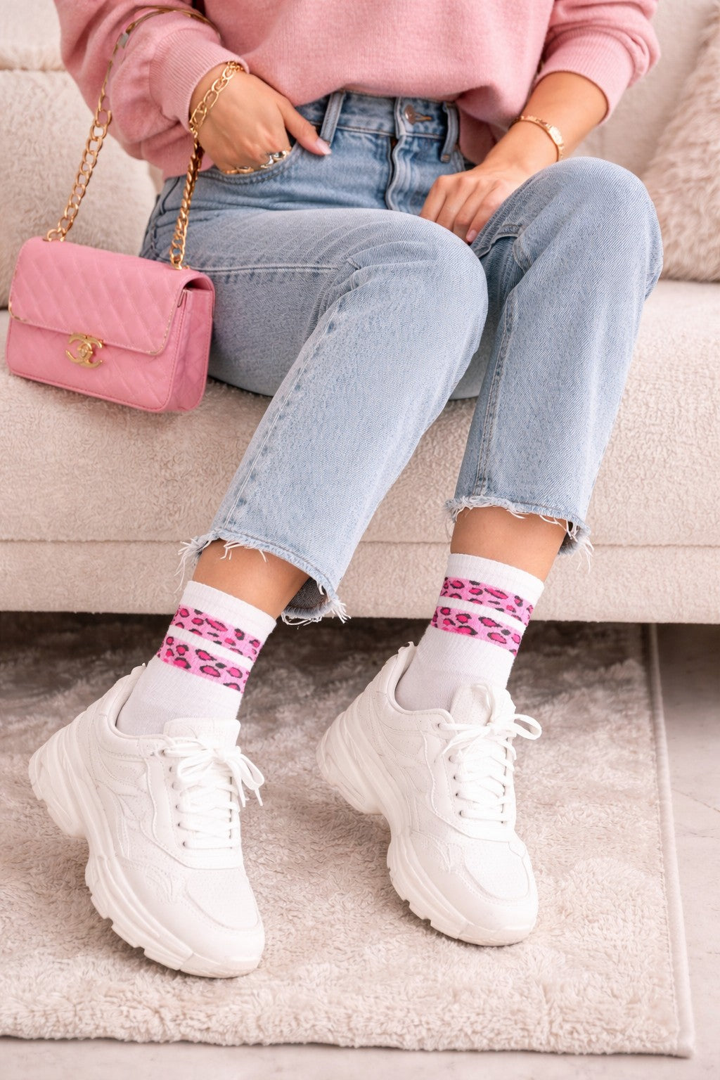 Damen Outfit mit weißen Sneakern und weißen Socken mit pinkem Leopardenmuster, stylischer Freizeit Look