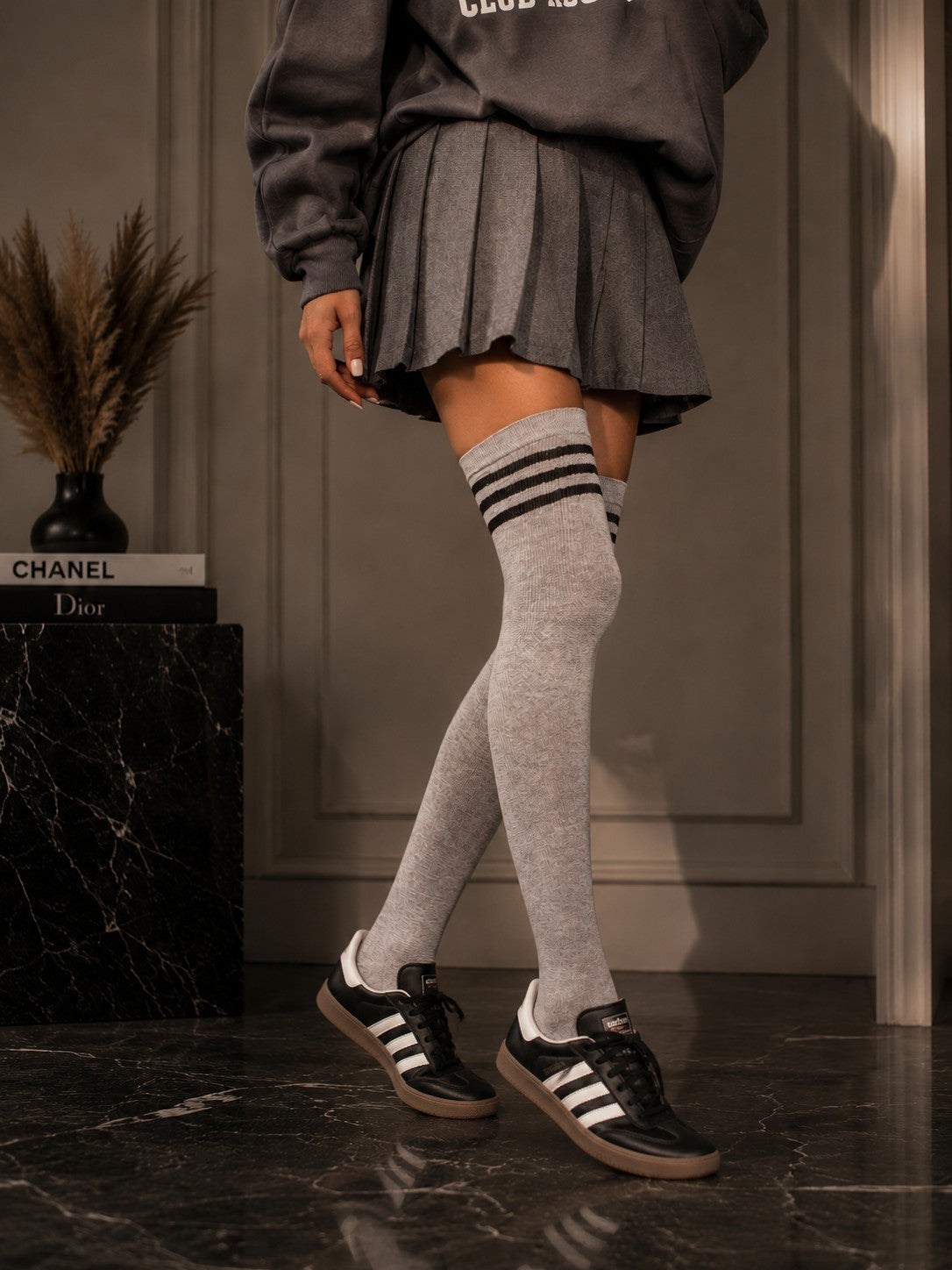 Graue Overknee Baumwollstrümpfe mit schwarzen Streifen im modernen College Design