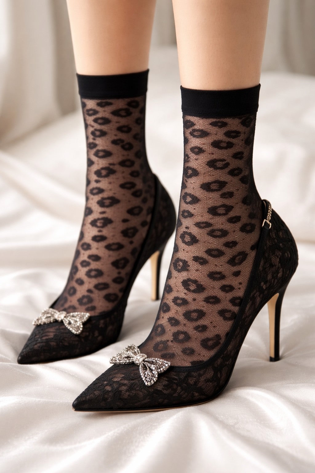Elegante transparente Damen Socken mit schwarzem Leopardenmuster aus Mesh kombiniert mit High Heels