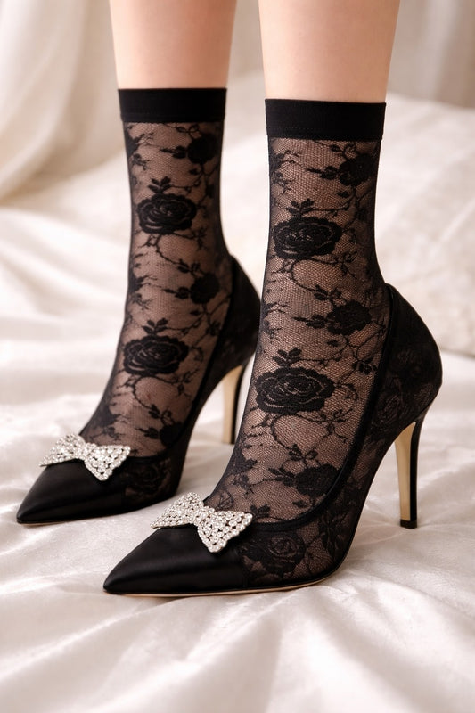 Elegante transparente Damen Socken mit schwarzem Rosenmuster aus Mesh kombiniert mit schwarzen High Heels
