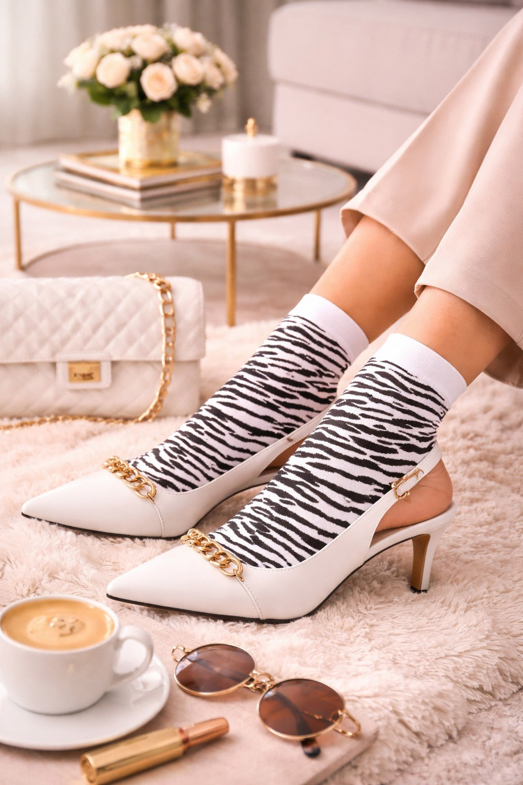 Zebra Socken Damen 60 DEN Mikrofaser kombiniert mit weißen Slingback High Heels im femininen Look